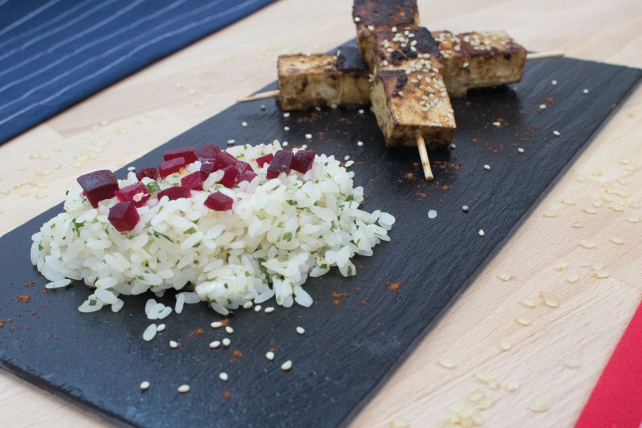 Brochetas de tofu con guarnición de arroz y remolacha