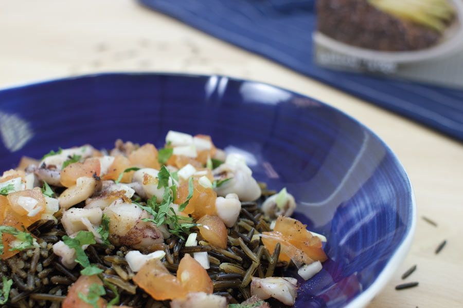 Salteado de chipirones con arroz salvaje