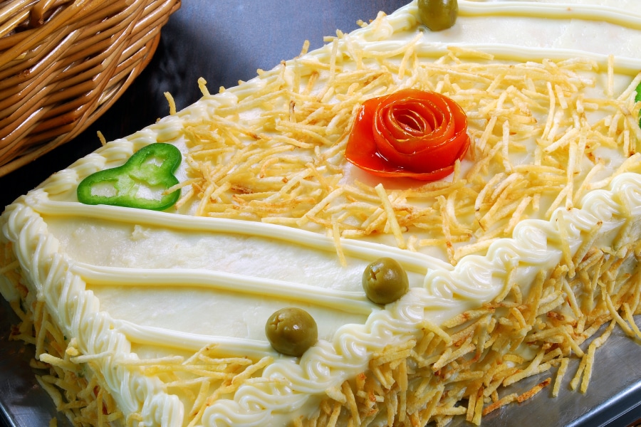 Pastel de arroz con bonito en conserva, huevo duro y mayonesa